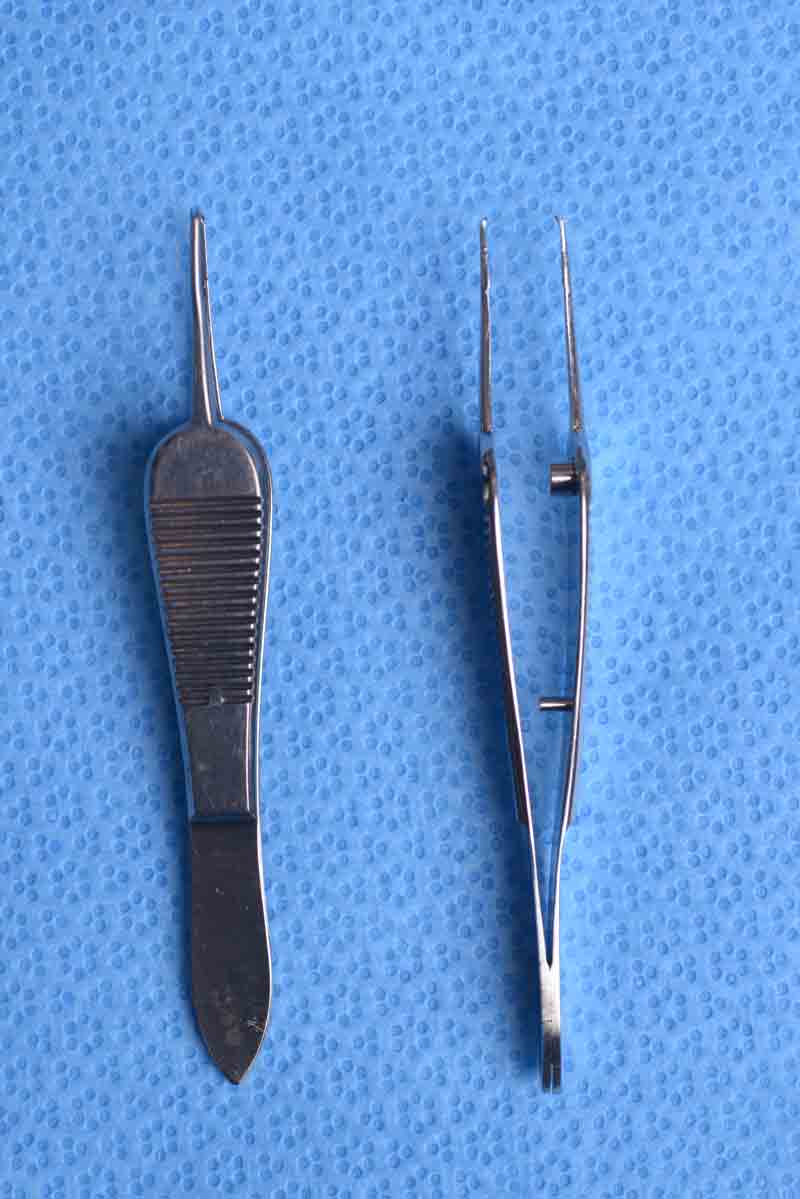 These forceps have forward angled teeth and a wide serrated handle. They are versatile and have multiple applications including grasping delicate periocular tissues such as the eyelid skin during blepharoplasty and brow skin during browplasty.